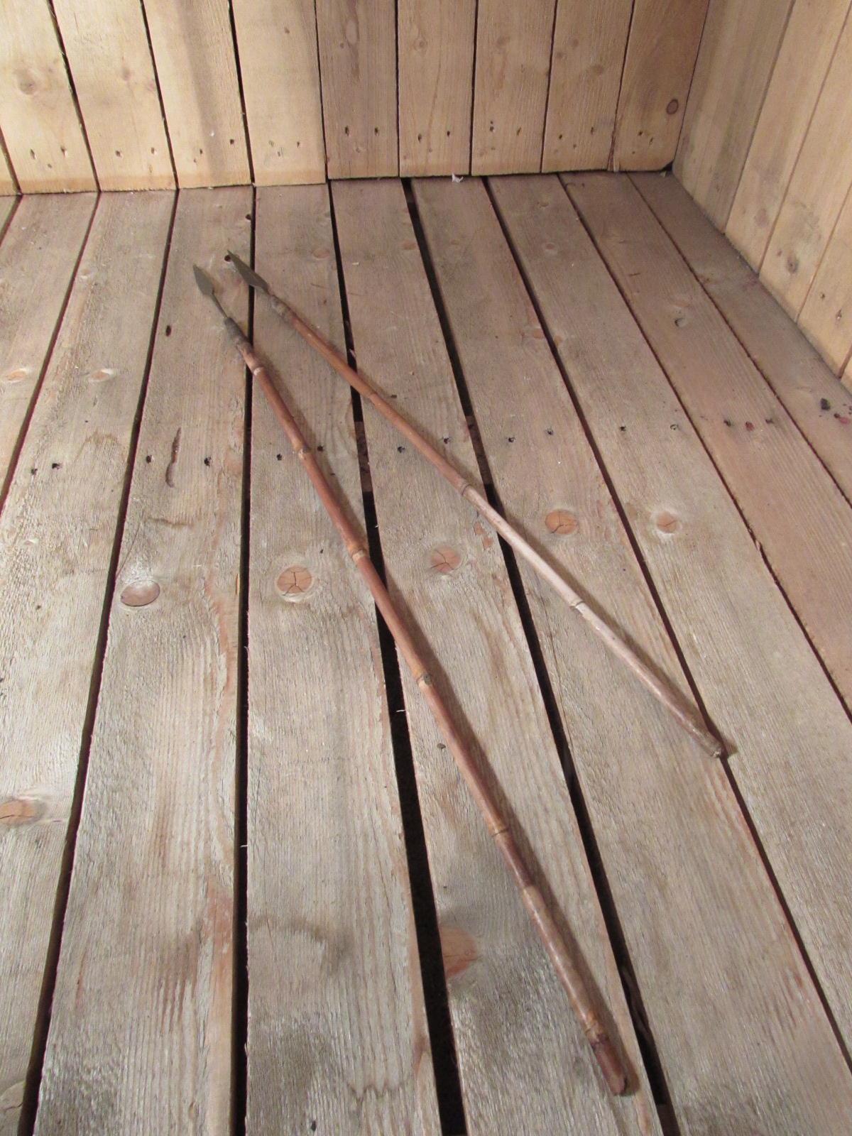 Pair of African hunting arrows, Reed shafts