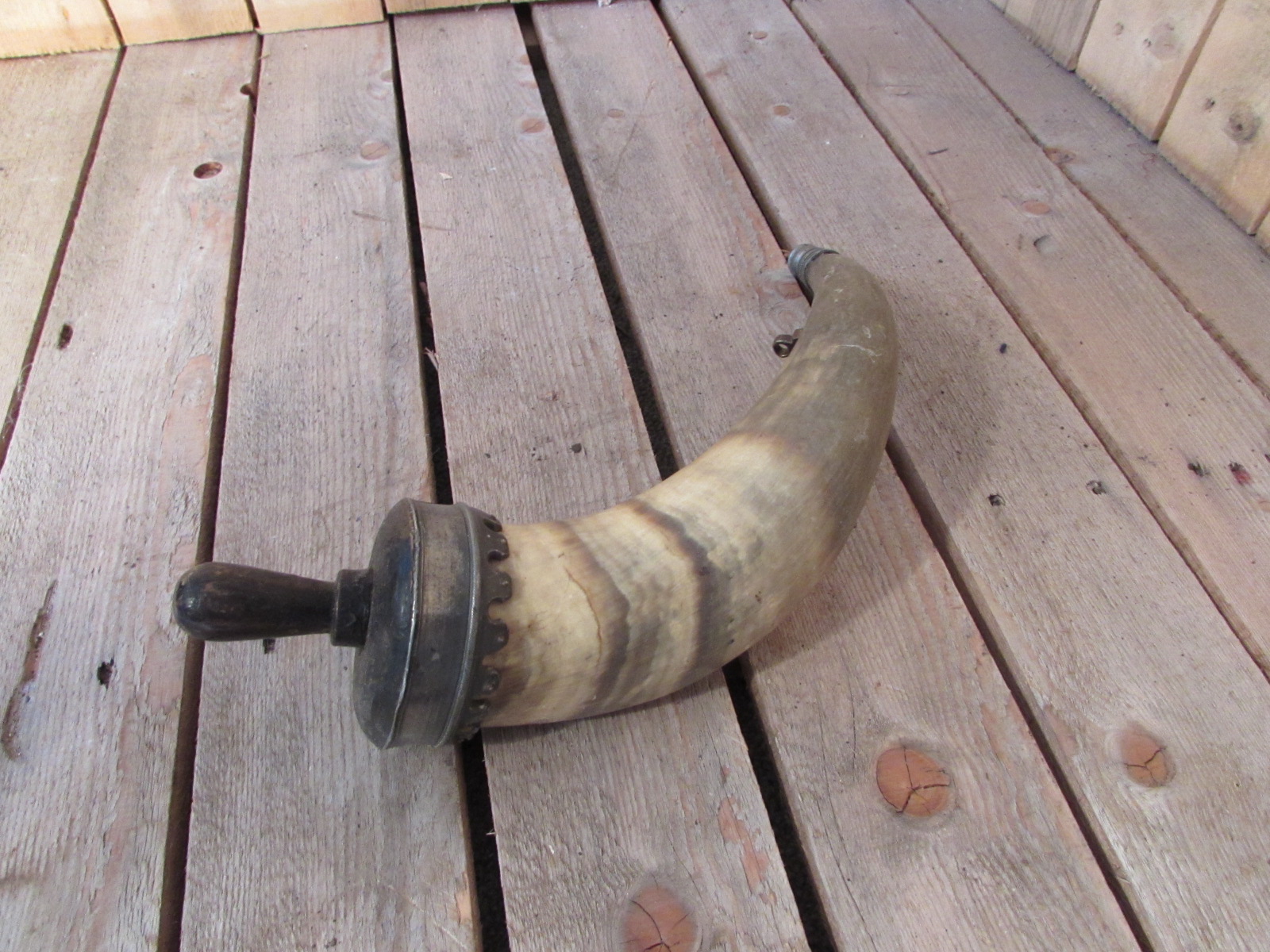 Large horn (powder horn) 1
