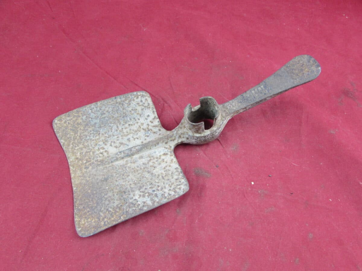 WW1 BRITISH ARMY ENTRENCHING TOOL DATED 1914